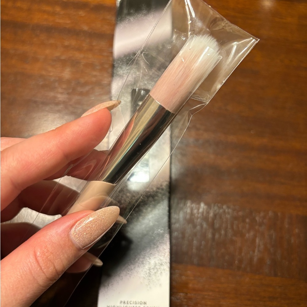 NWT Fenty Beauty Pink Precision Highlighter Brush 135 - Picture 5 of 5